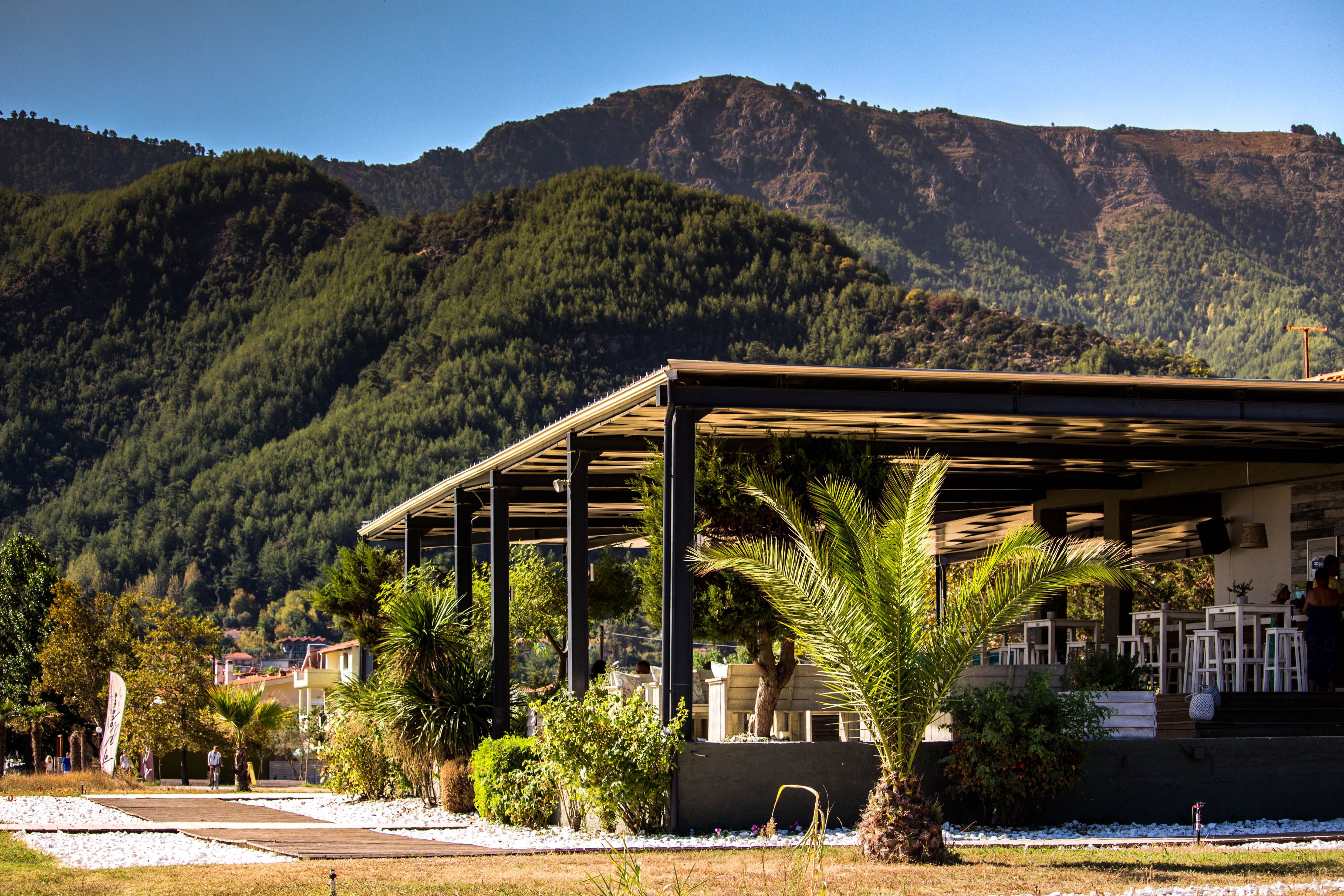 Pérgola bioclimática: precio y si de verdad merece la pena