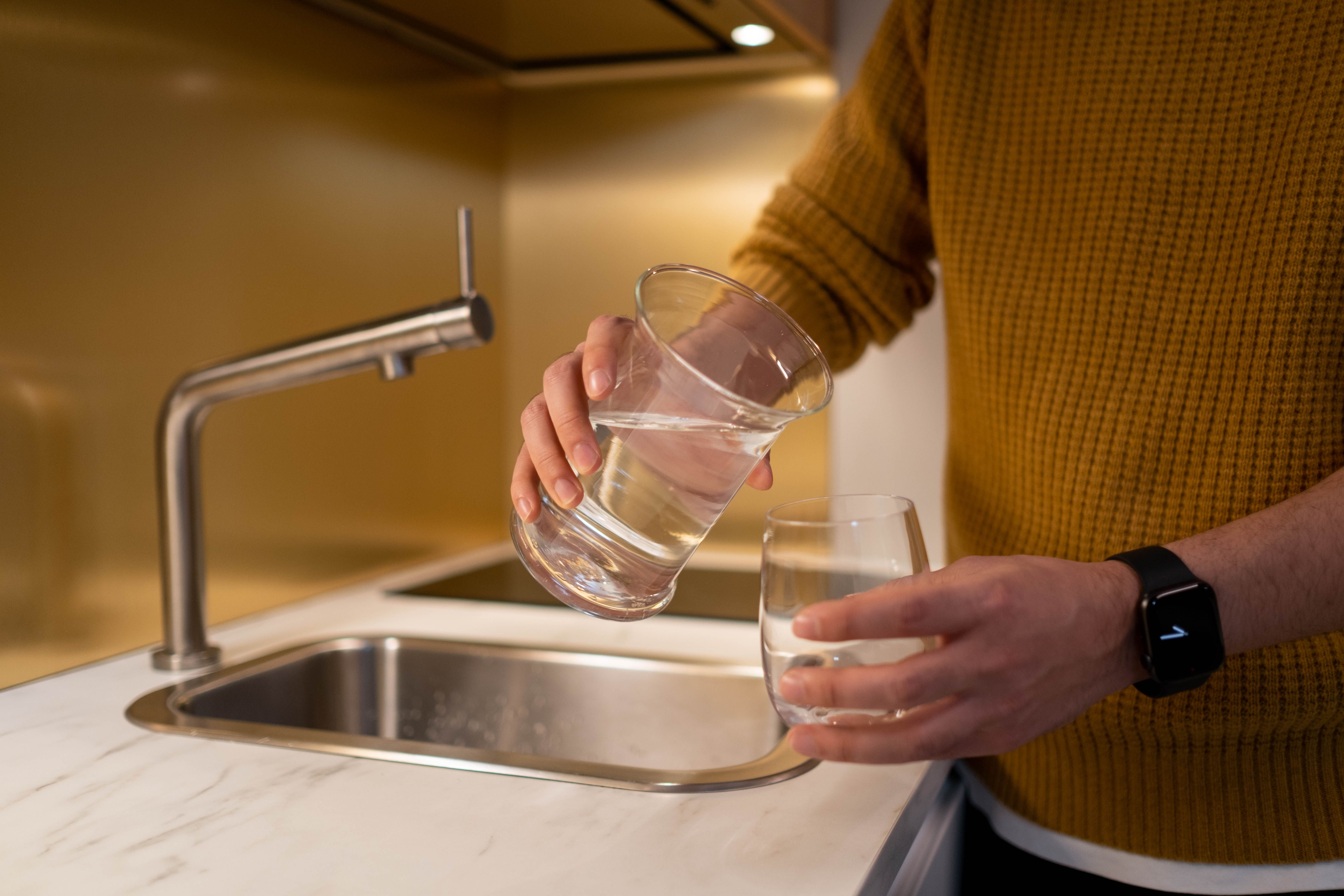 Grifo con filtro de agua integrado: ¿merece la pena instalarlo?